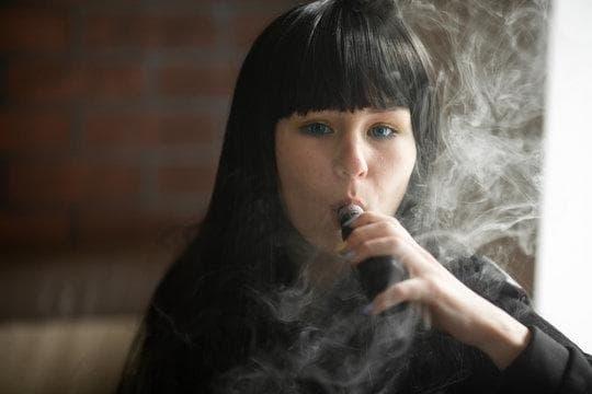 E-cigarete descubre hallazgos clave en cigarrillos electronicos estudios y su influencia en políticas de salud
